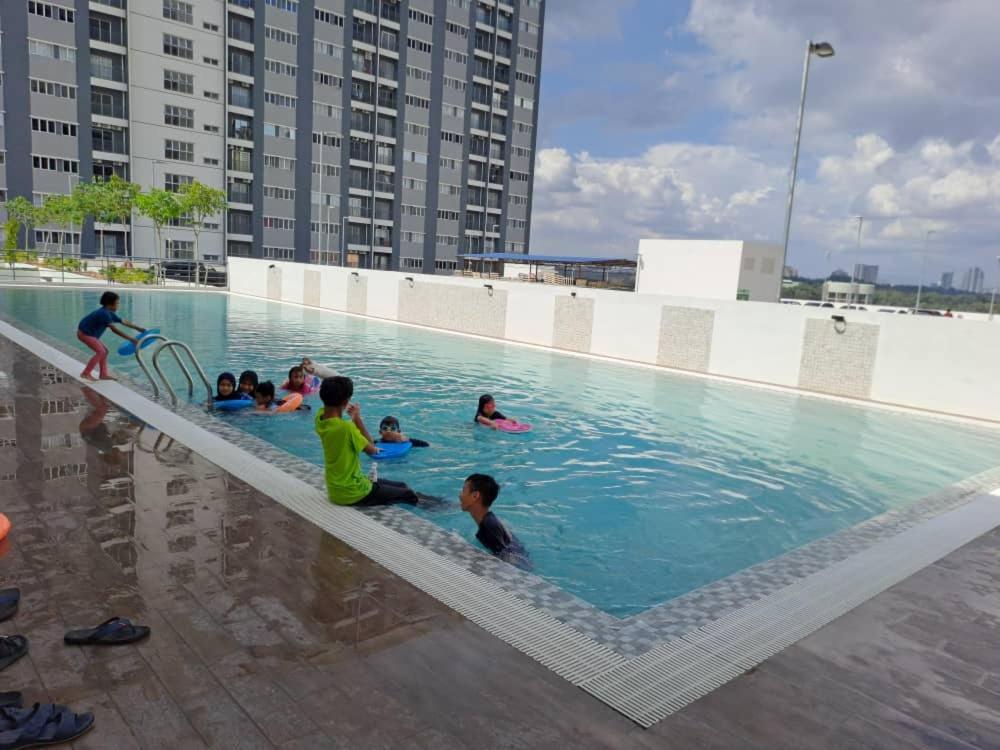 Impiana Homestay Near Putrajaya, Cyberjaya, Musliem Only,Wifi,Netflix Кампунг Денгкіл Екстер'єр фото